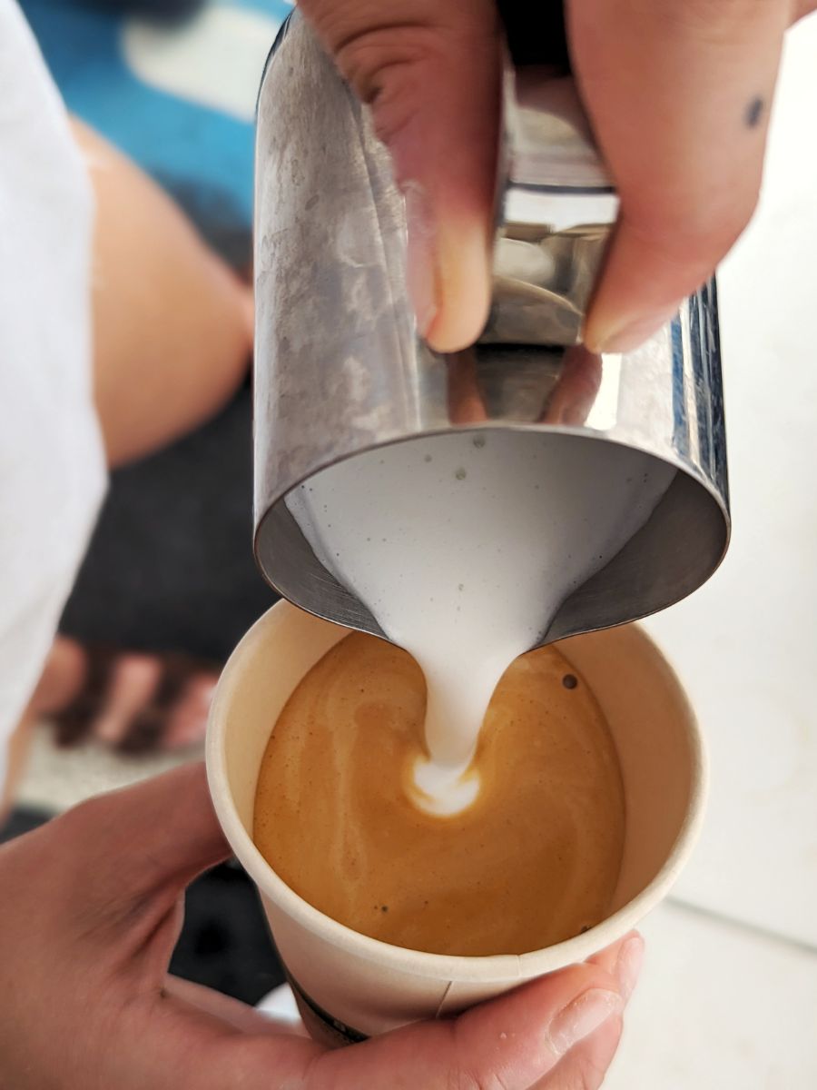 latte art incorporating pour
