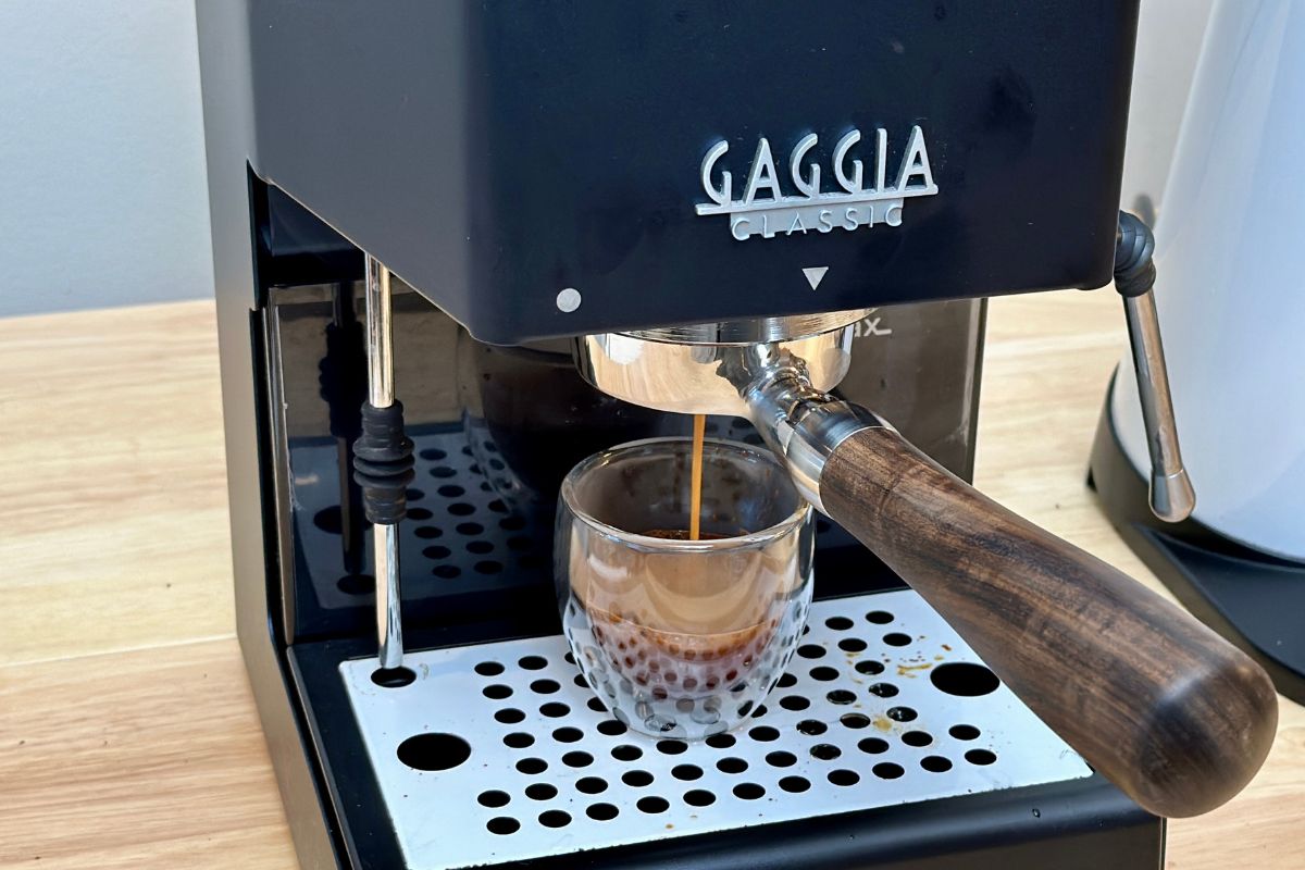 gaggia classic pro espresso brewing