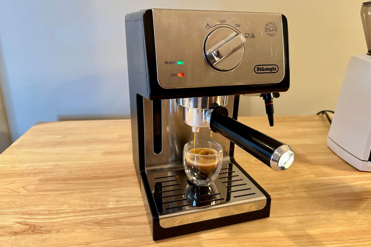 DeLonghi ECP3420 espresso brewing